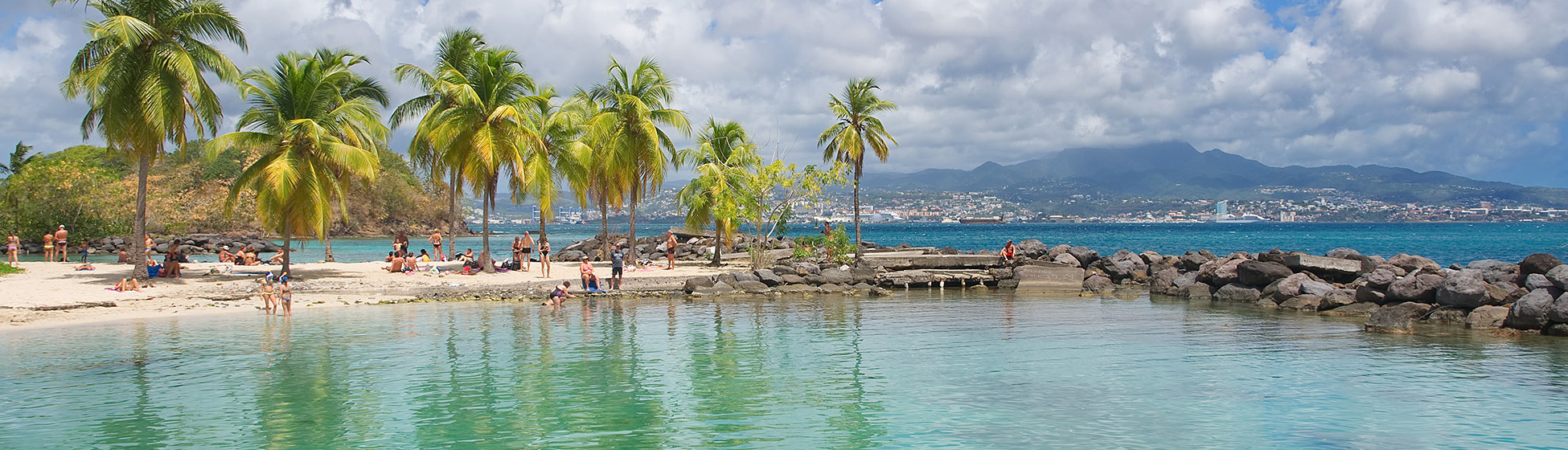 Plage sable noir martinique